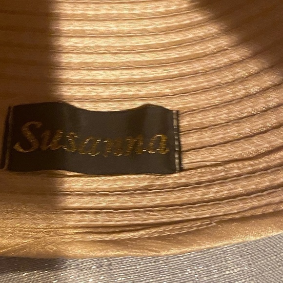 NWT SUSANNA GOLD ADORNED WITH RHINESTONES AND DESIGN ON SIDE - Picture 8 of 10